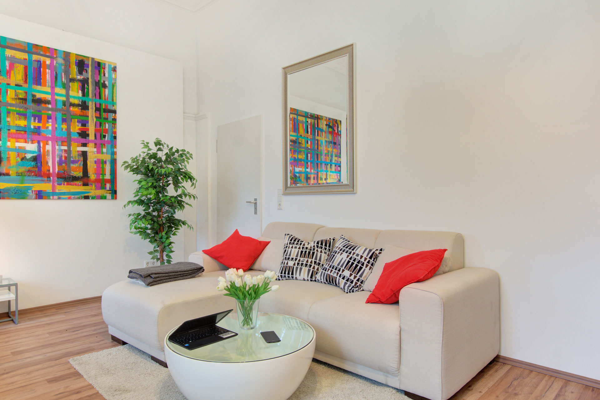apartment fotografin weises sofa pflanze und runder tisch