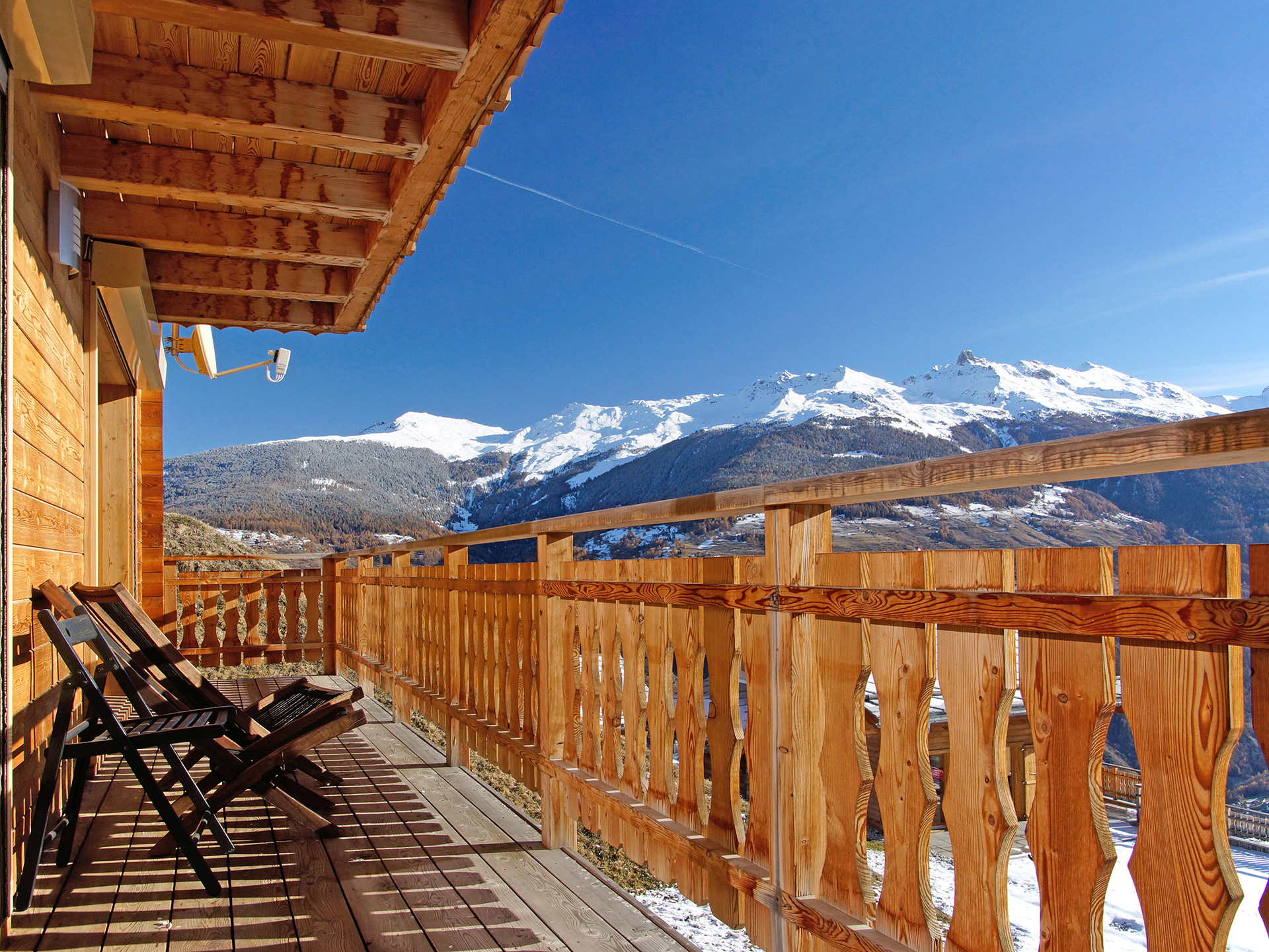 ferienhaus foto balkon mit blick auf schneeberge