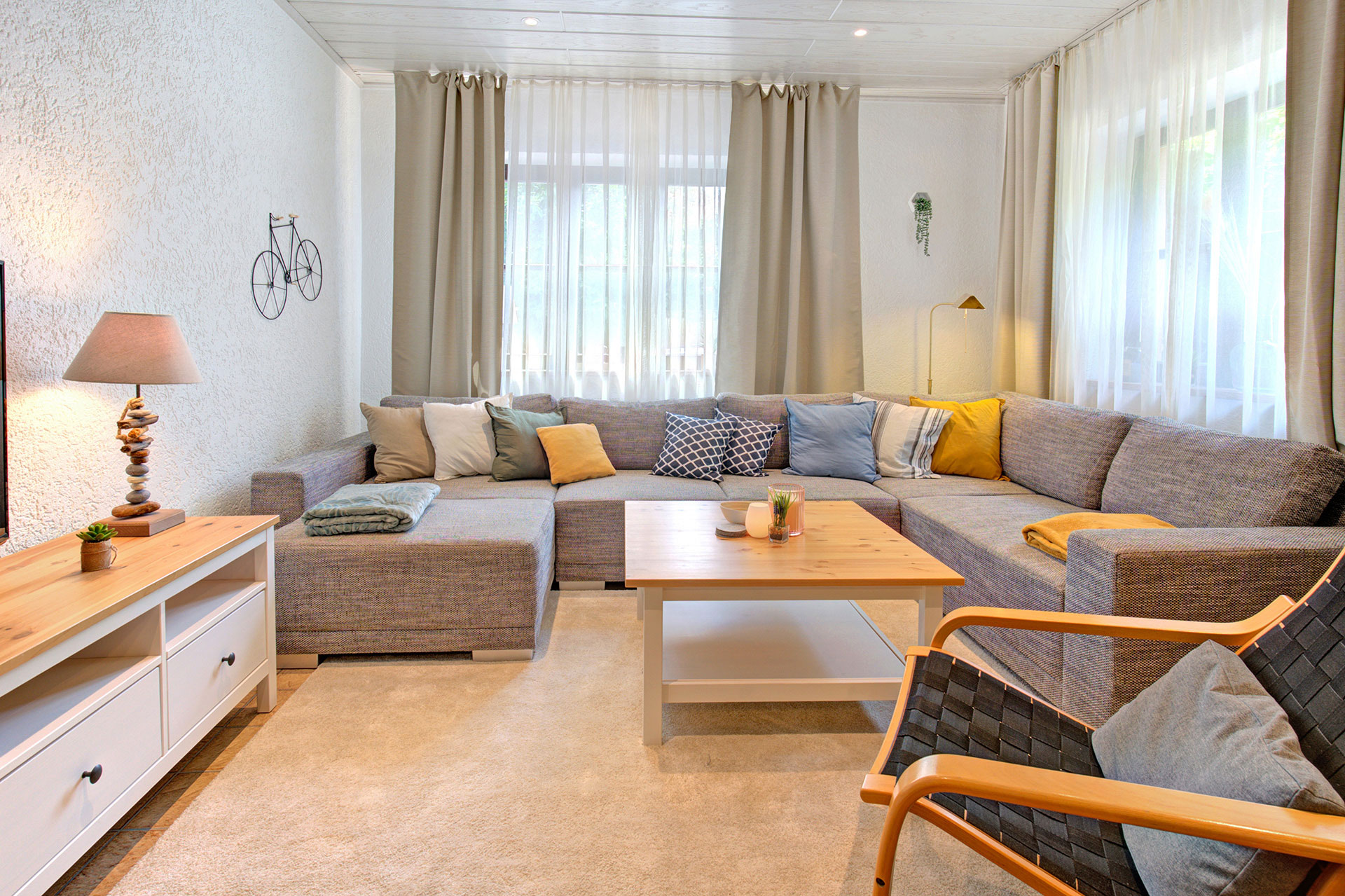 wohnraum mit grossem sofa von ferienhaus professionell fotografiert