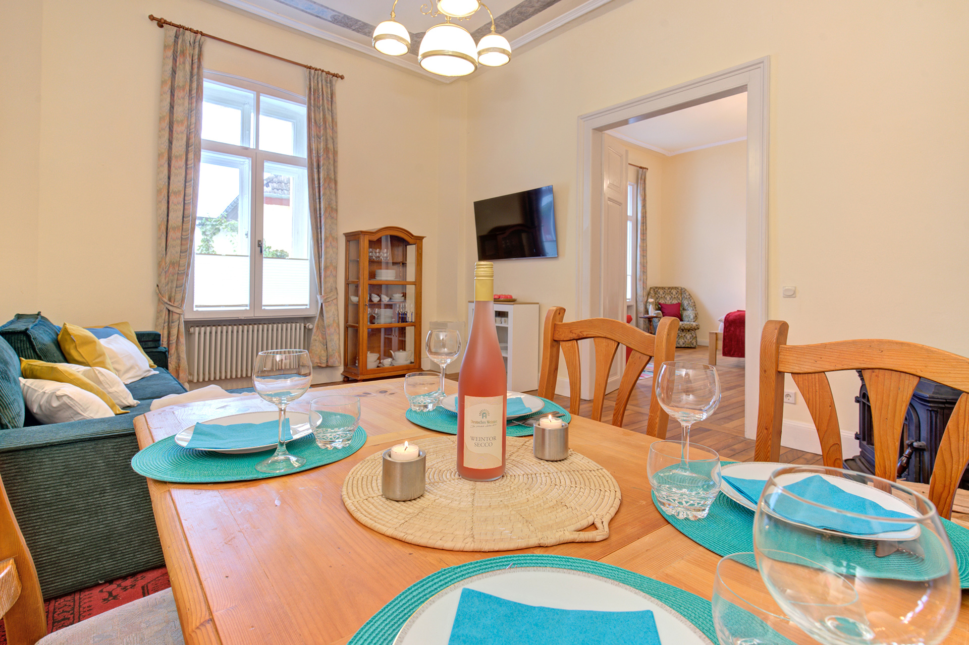 blick über gedeckten tisch in den wohnraum und zum fenster