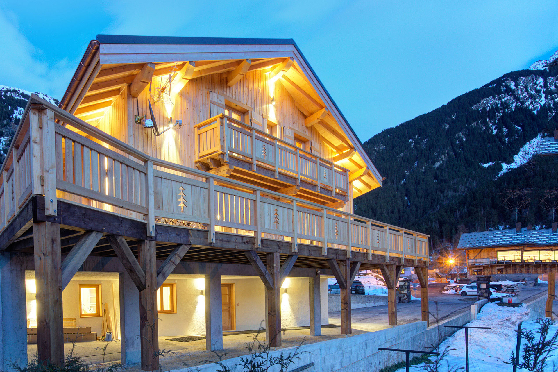 Chalet White Pearl von Aussen am Abend