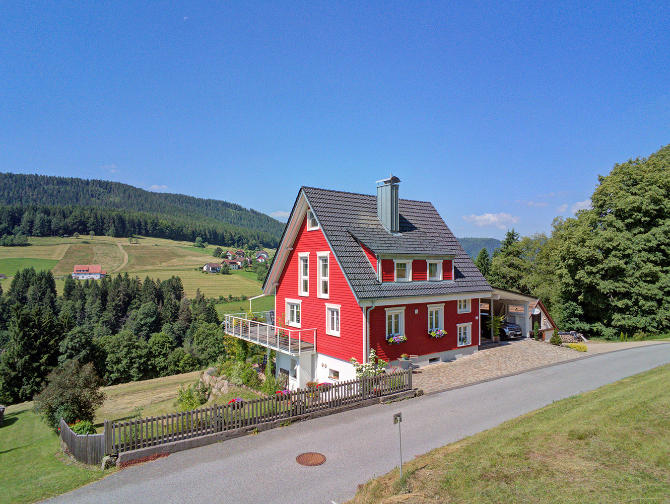luftaufnahme rotes Ferienhaus Schwarzwald seitlich