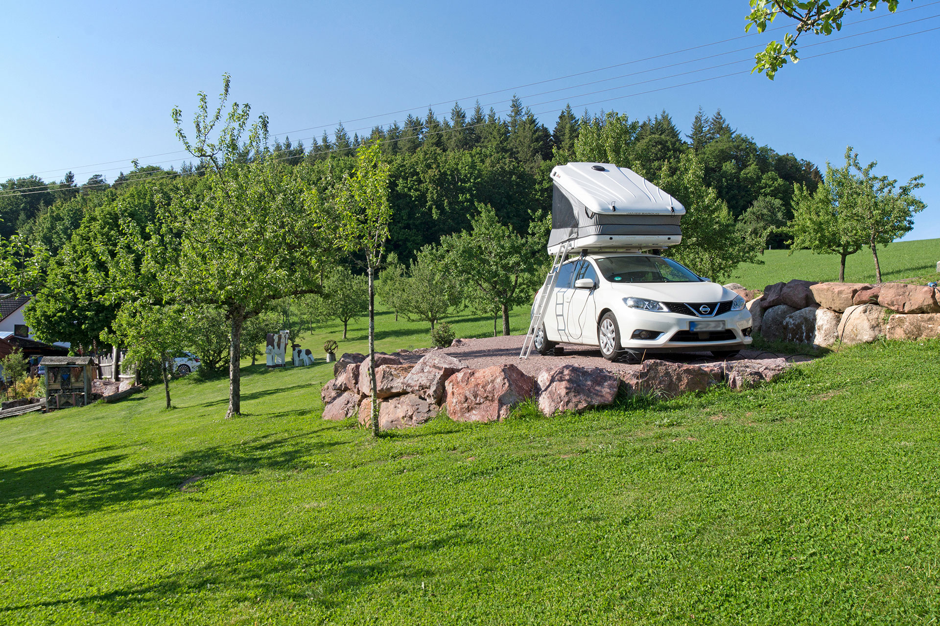 ferienhof foto wohnmobilstellpatz mit fahrzeug und landschaft