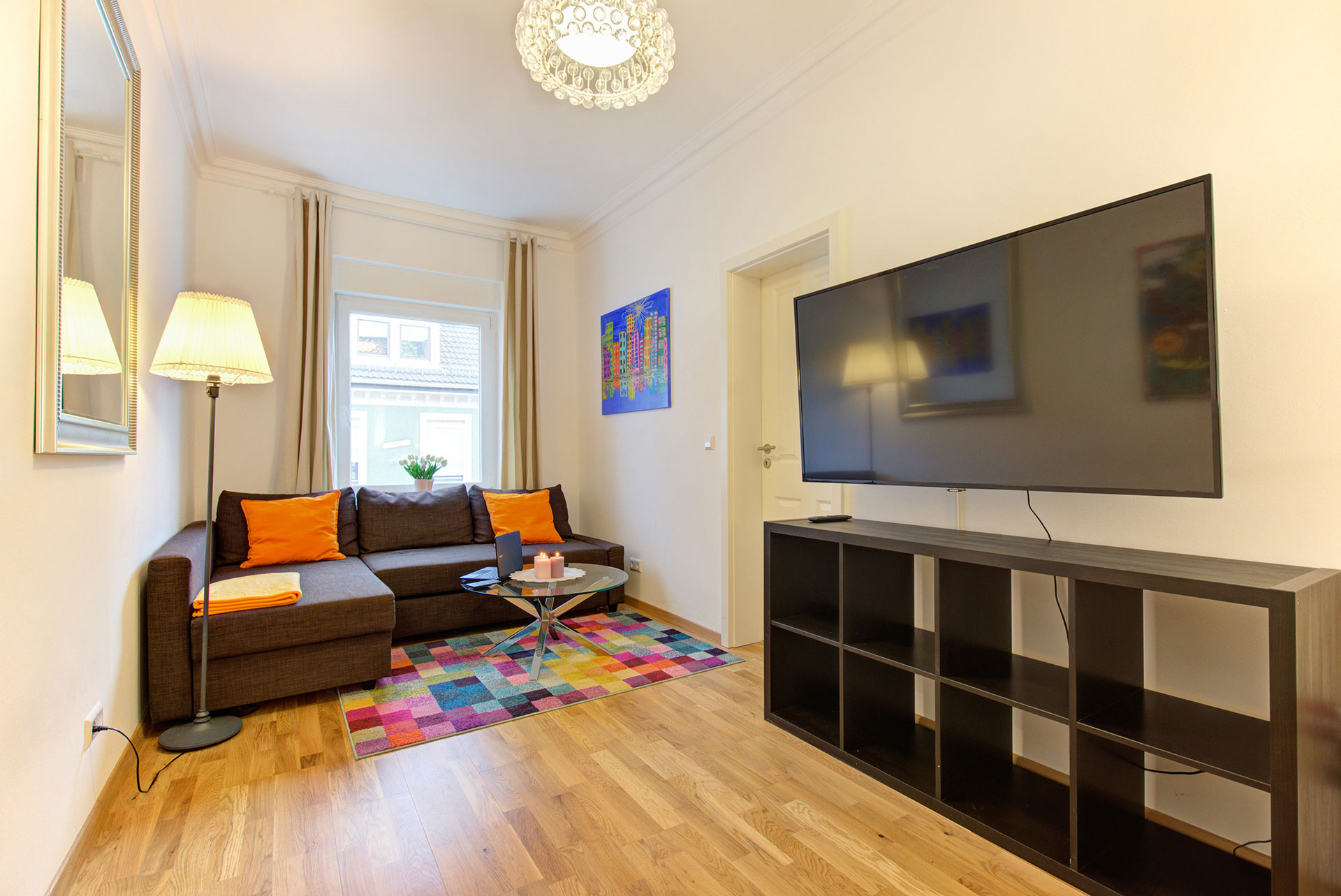 apartment fotografin sideboard tvmonitor und sofa