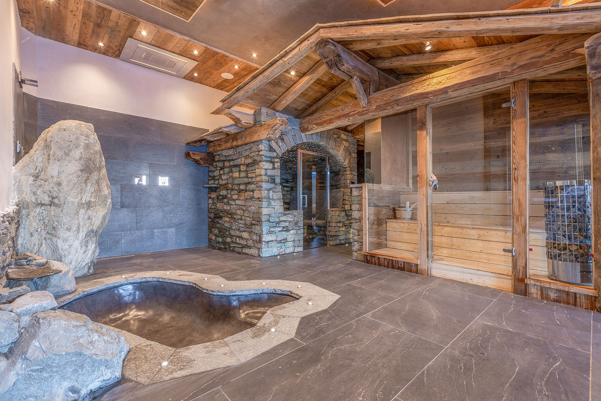 foto verbessern wellnessbereich mit leerem felsenbecken vorher