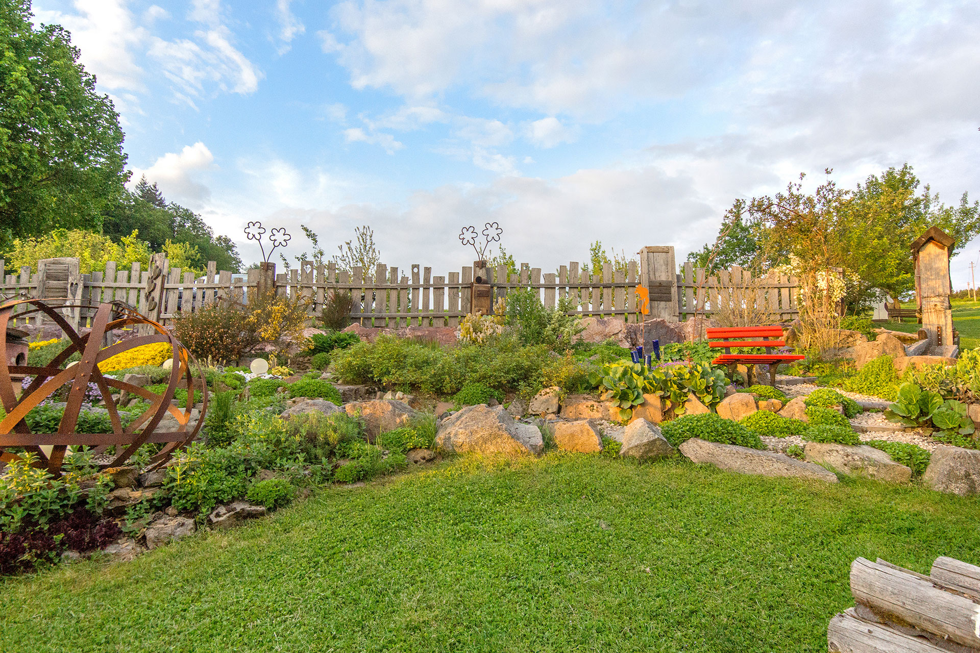 grüner kräutergarten mit barfusspark im abendlicht