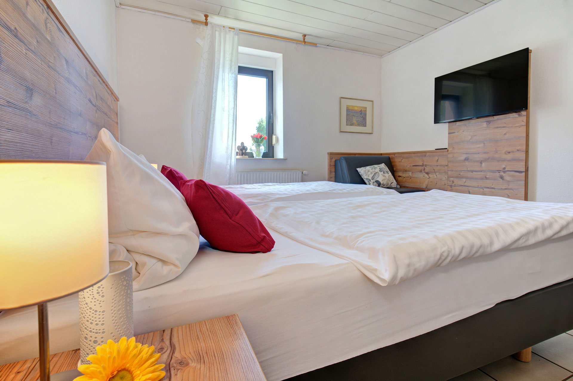 Doppelzimmer mit blick vom Nachttisch zum Fenster
