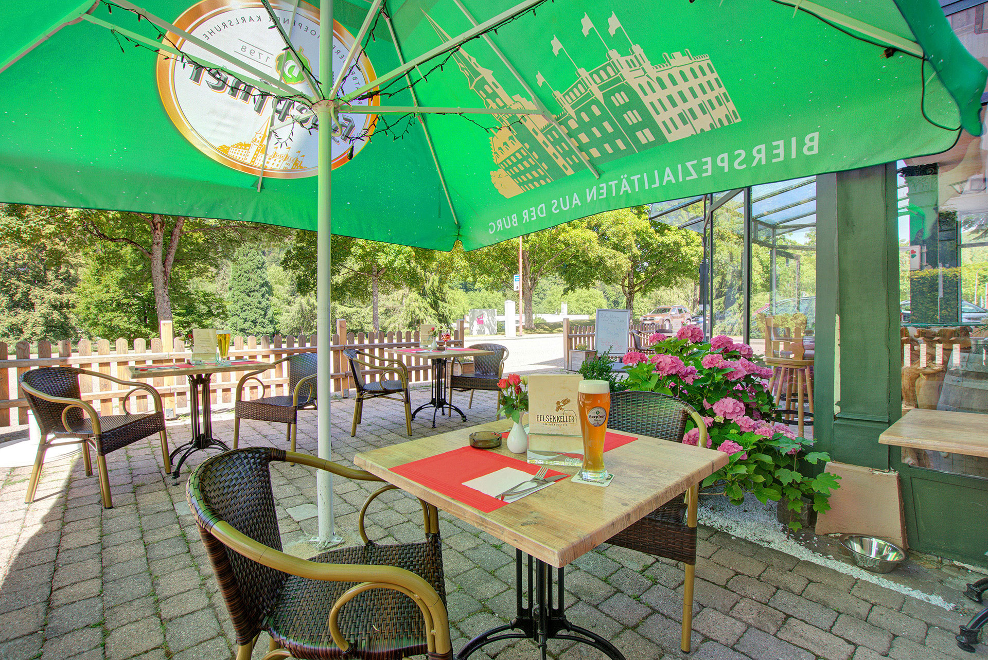 kneipe foto biergarten mit gruenem schirm und biergedeck