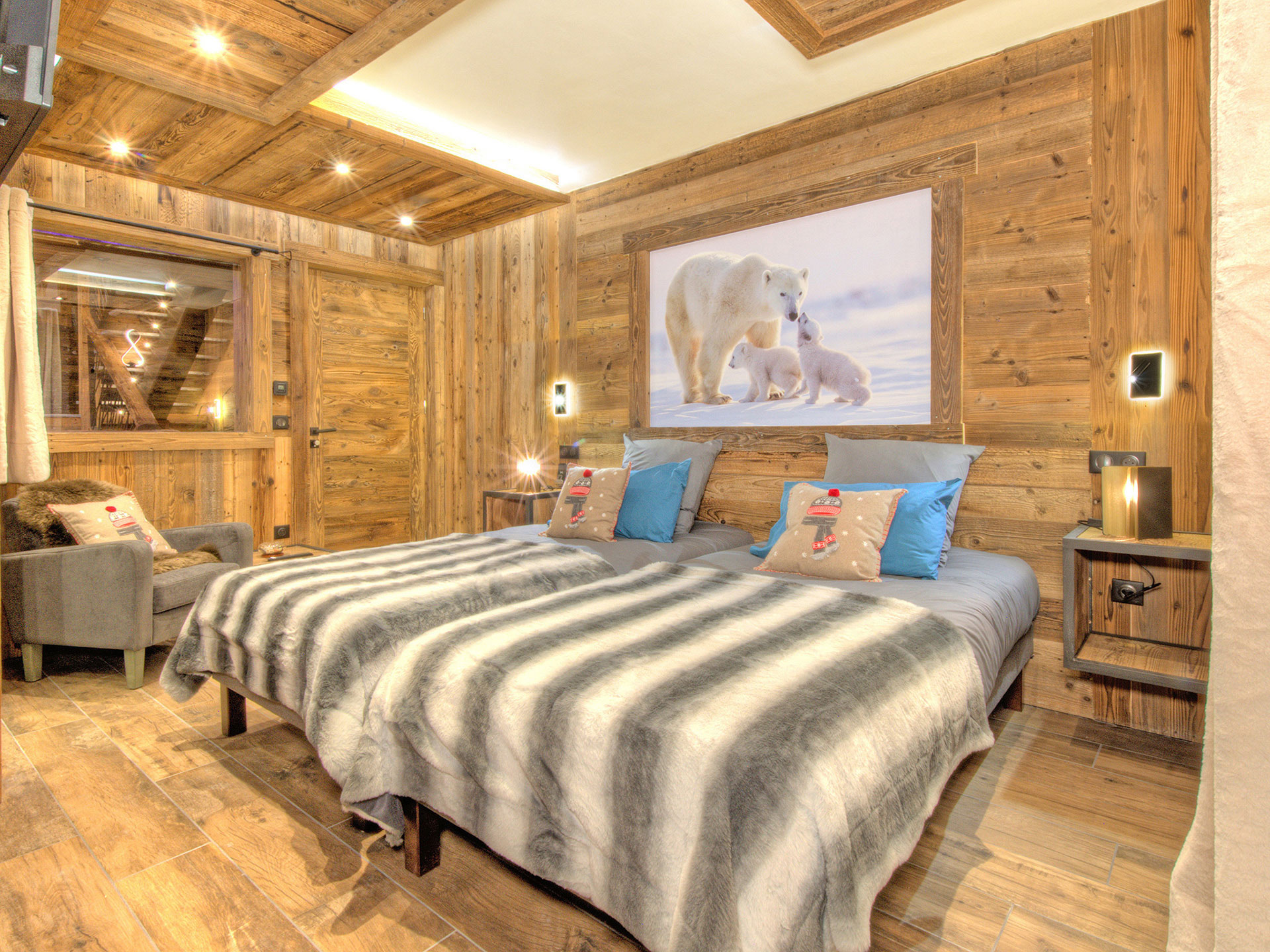 Immobilienfoto - Schlafzimmer in Holz gehalten mit gestreifter Überdecke und türkisen Kissen