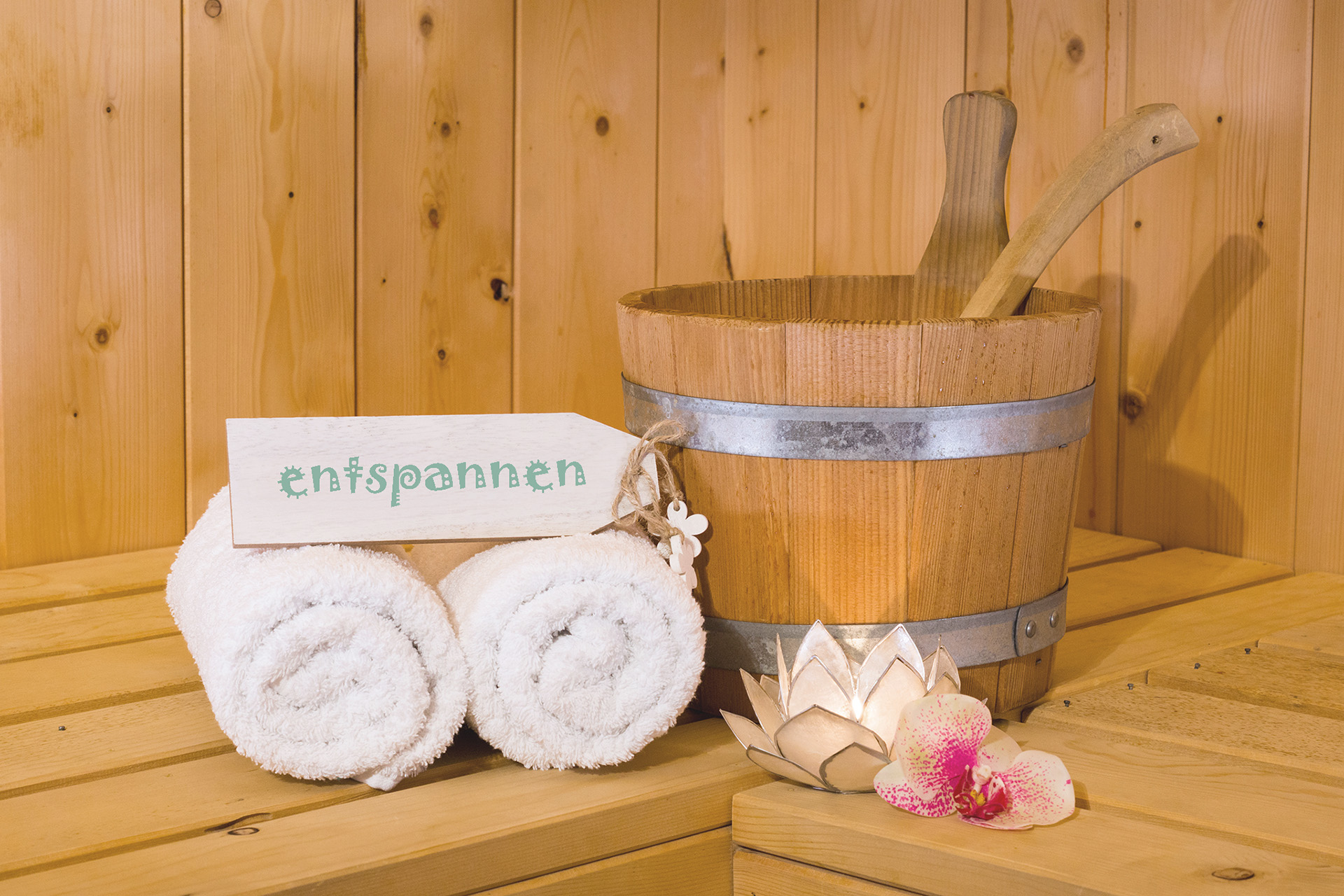 Kreation von Ferienhaus Foto aus Saunaeimer handtücher beschriftetes schild und blüten