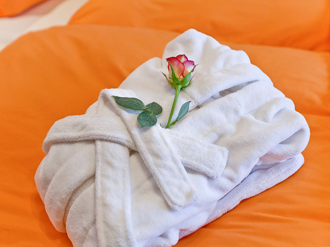 fotografin dekoriert bademantel mit rose 