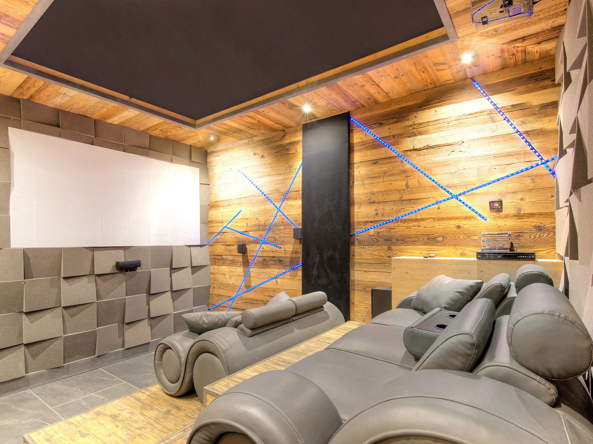 Luxuriöses Kino im Chalet mit bequemen Sesseln und Leinwand
