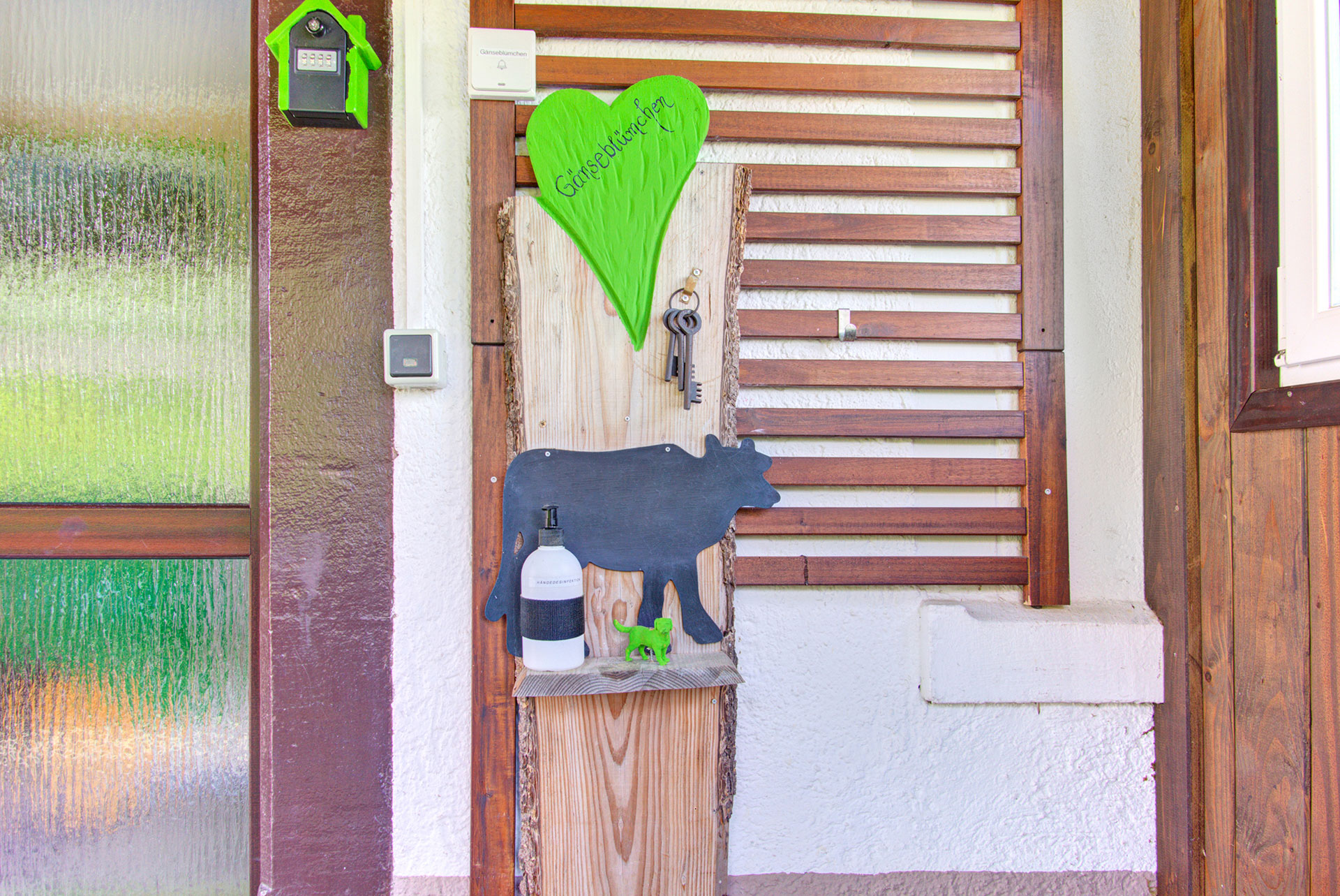 eingang mit codkästchen und kuhschild von Ferienwohnung