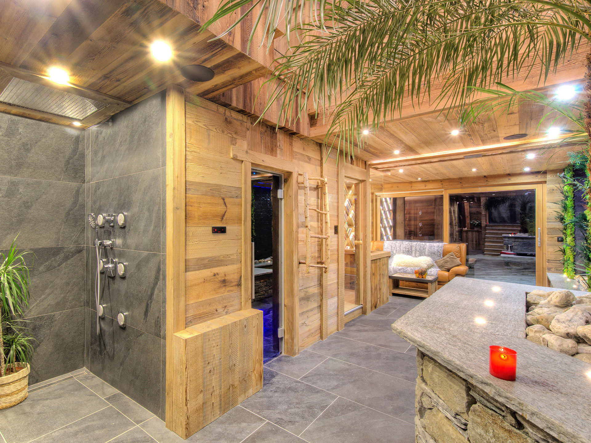 Abendlicher Wellnessbereich mit dusche sauna und dampfbad