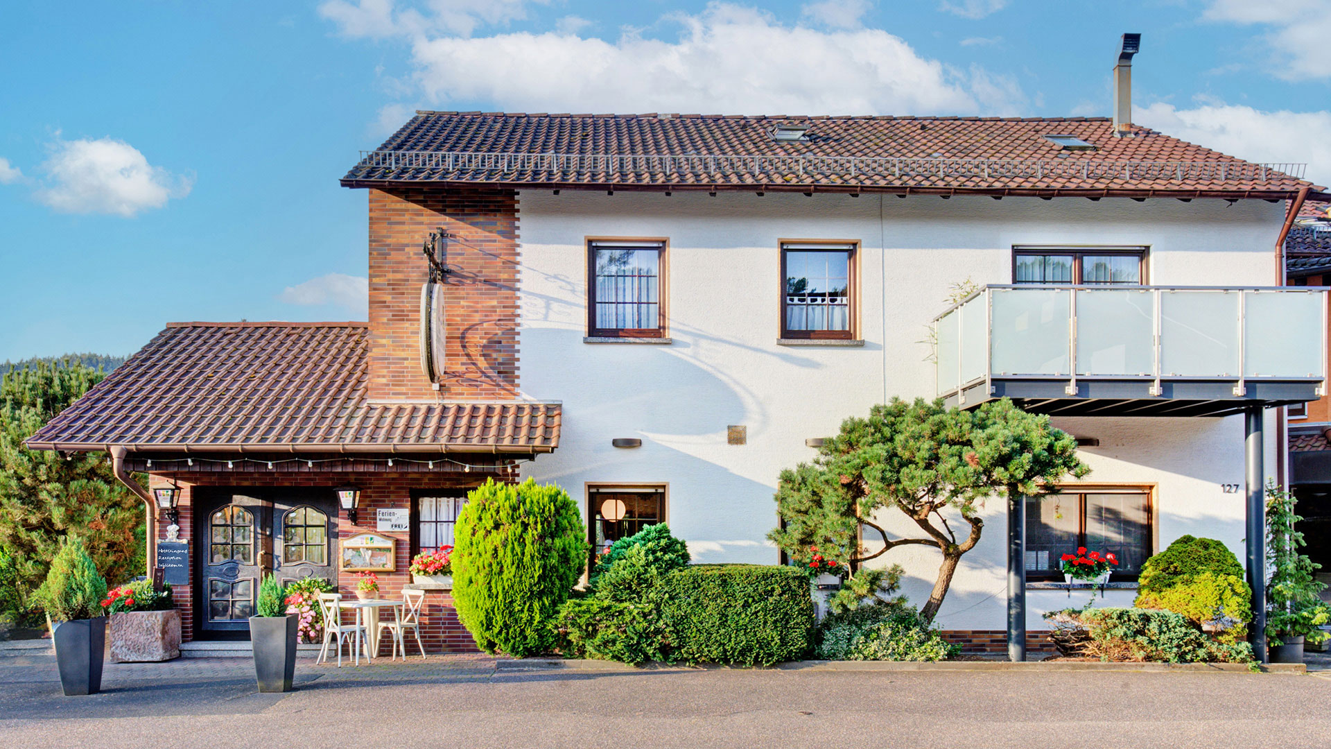 kleines Hotel am Tag mit blauem Himmel fotografiert