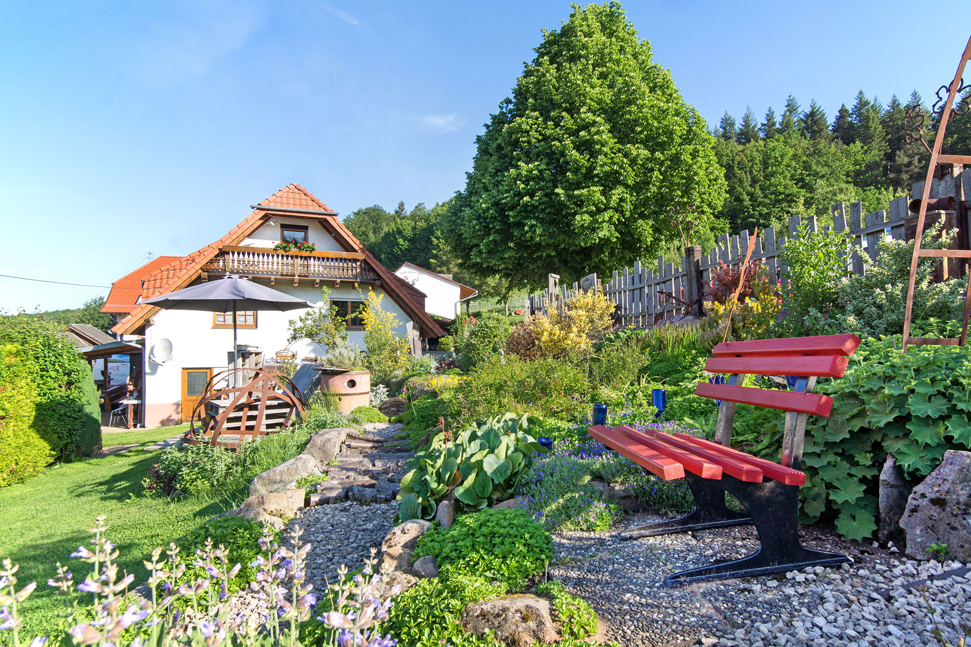 ferienhof foto rote bank im kräutergsarten vor ferienhaus