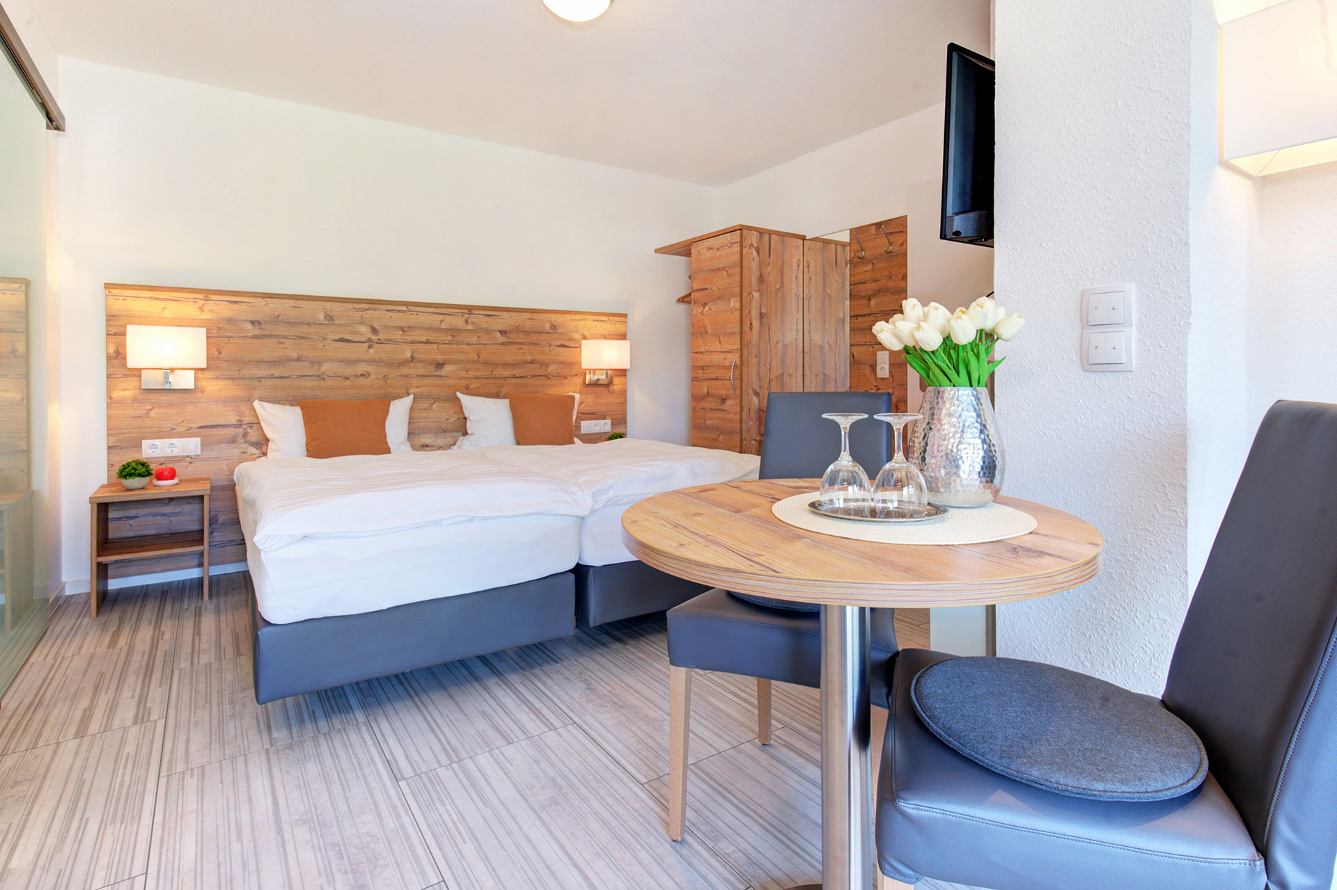 blick zum doppelbett mit Sitzgruppe im Vorgerdrung
