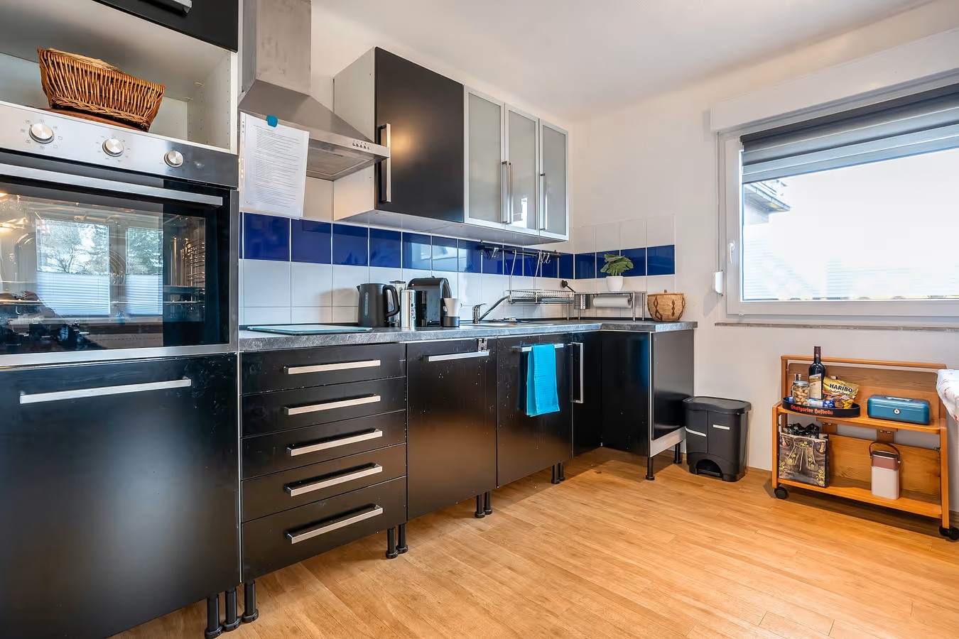 ferienwohnung küche in schwarz und fenster