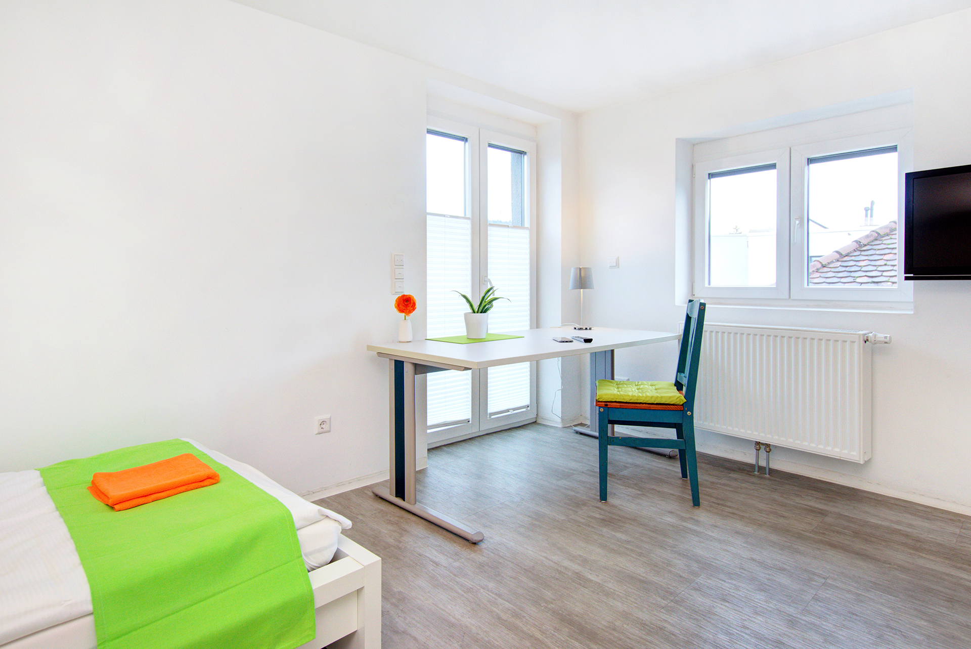 monteurzimmer fotografieren arbeitsbereich am fenster mit stuhl 