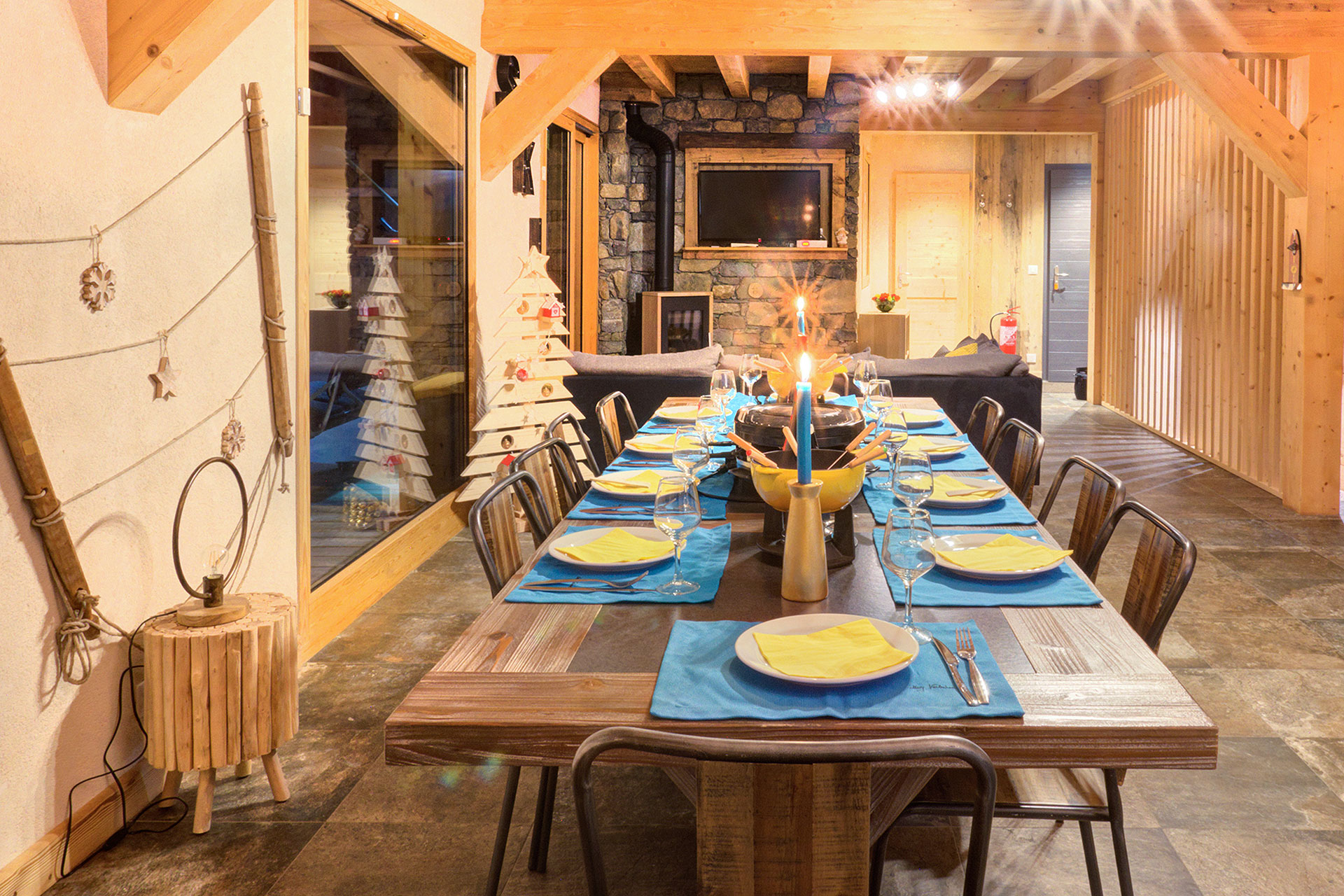 Grosser Essbereich am Abend in türkis gelb eingedeckt von Chalet Paradise Star
