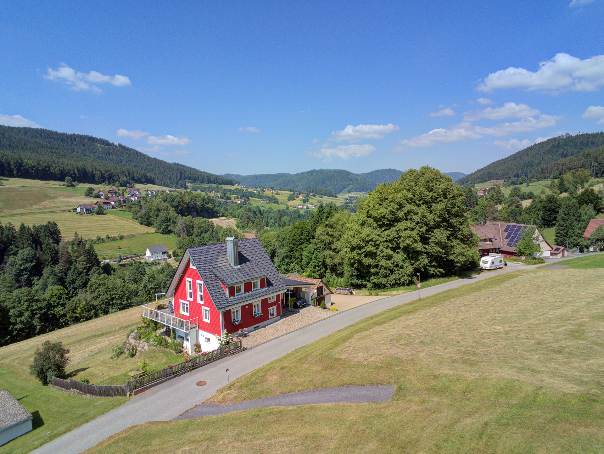 drohnenfoto rotes ferienhaus Schwarzwald Baiersbronn mit Blick auf die Umgebung