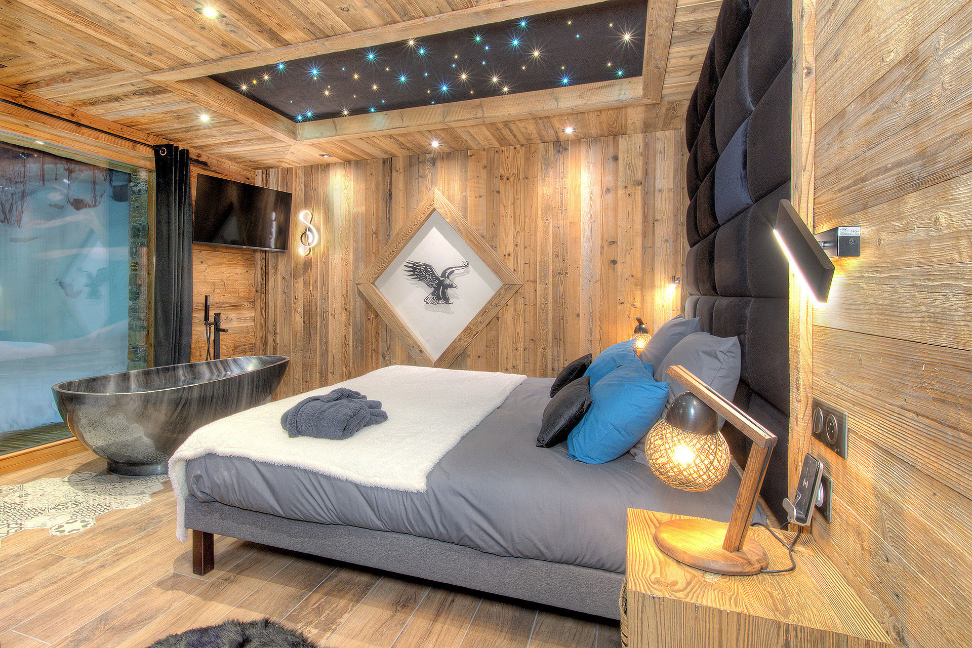 Schlafzimmer mit Badewanne im Chalet Diamant du Paradis 