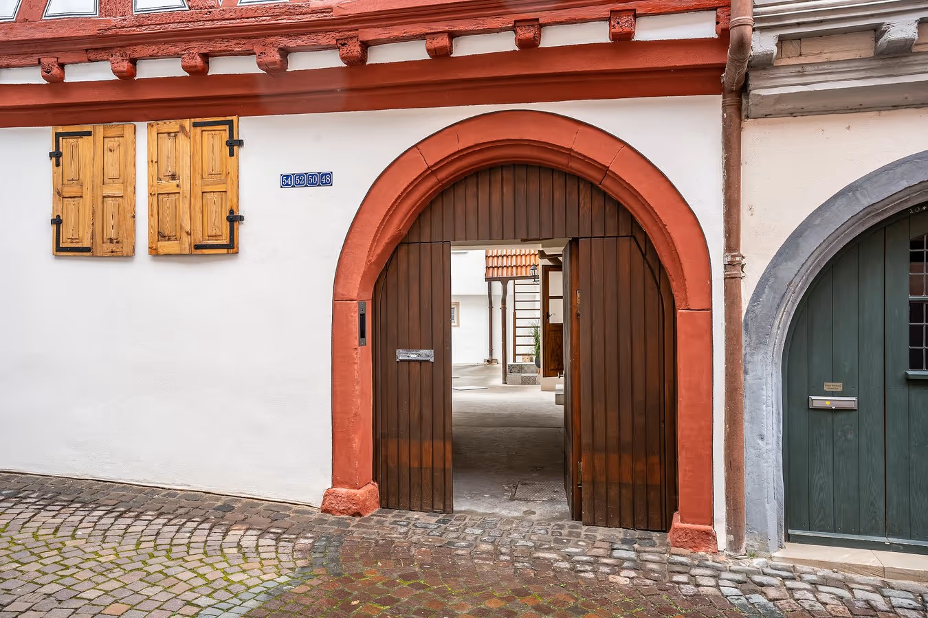 breiter runder holzeingang von der Gasse zur ferienwohnung