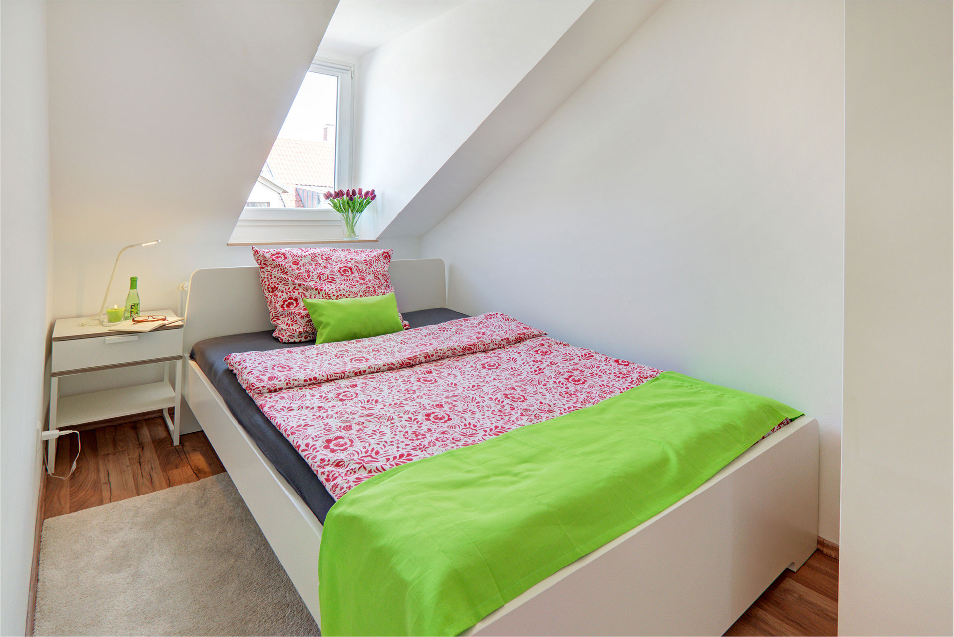 fotografin dekoriert grosses einzelbett mit grünem bettläufer und kissen nachher