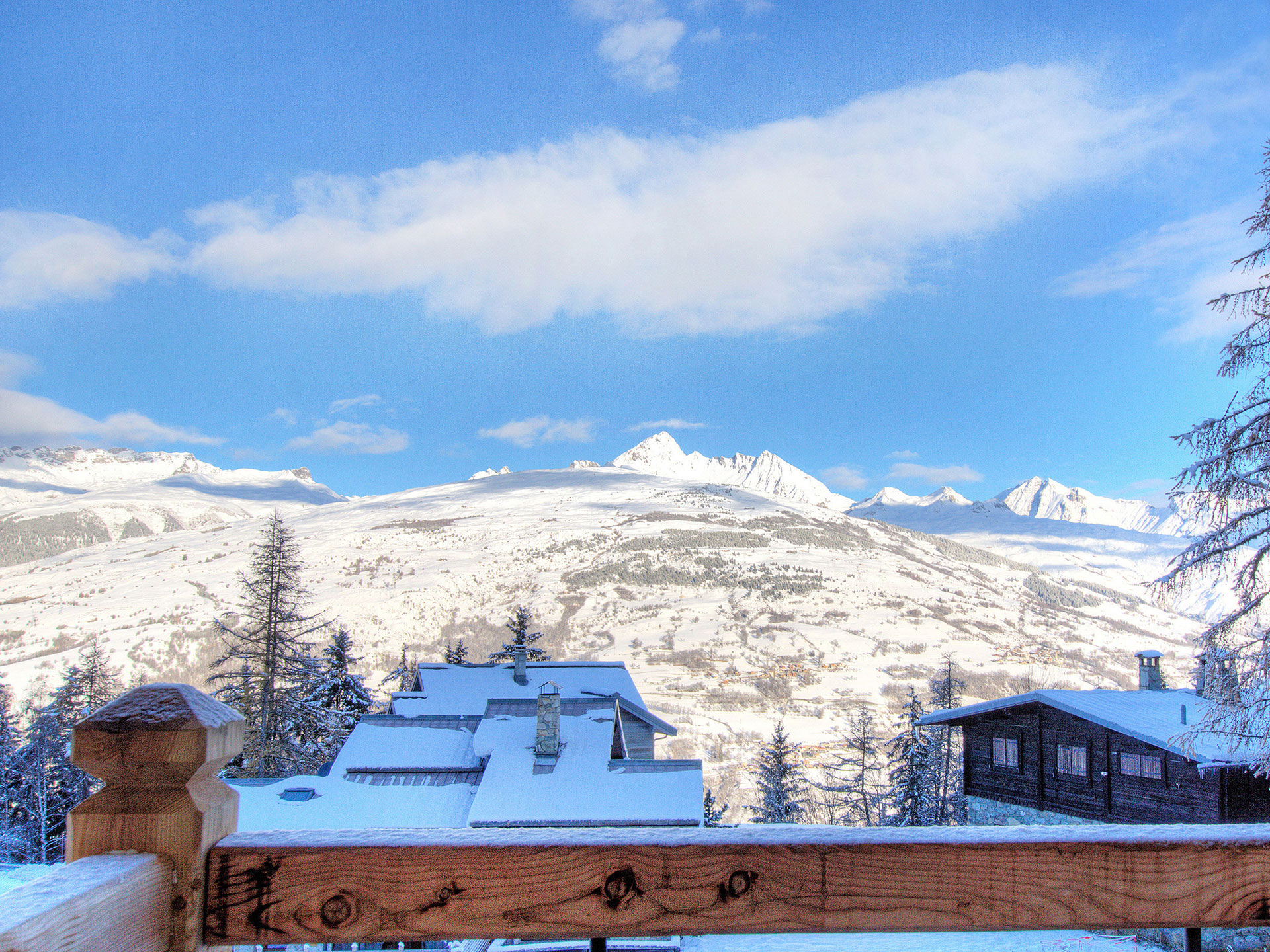 Blick am Tag auf die verschneiten Alpenberge
