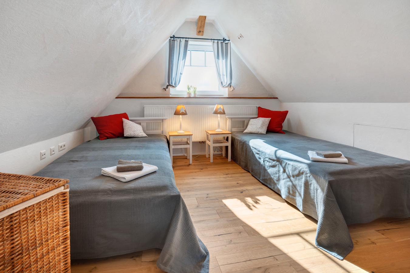 schlafzimmer unter dachschraege mit zwei betten