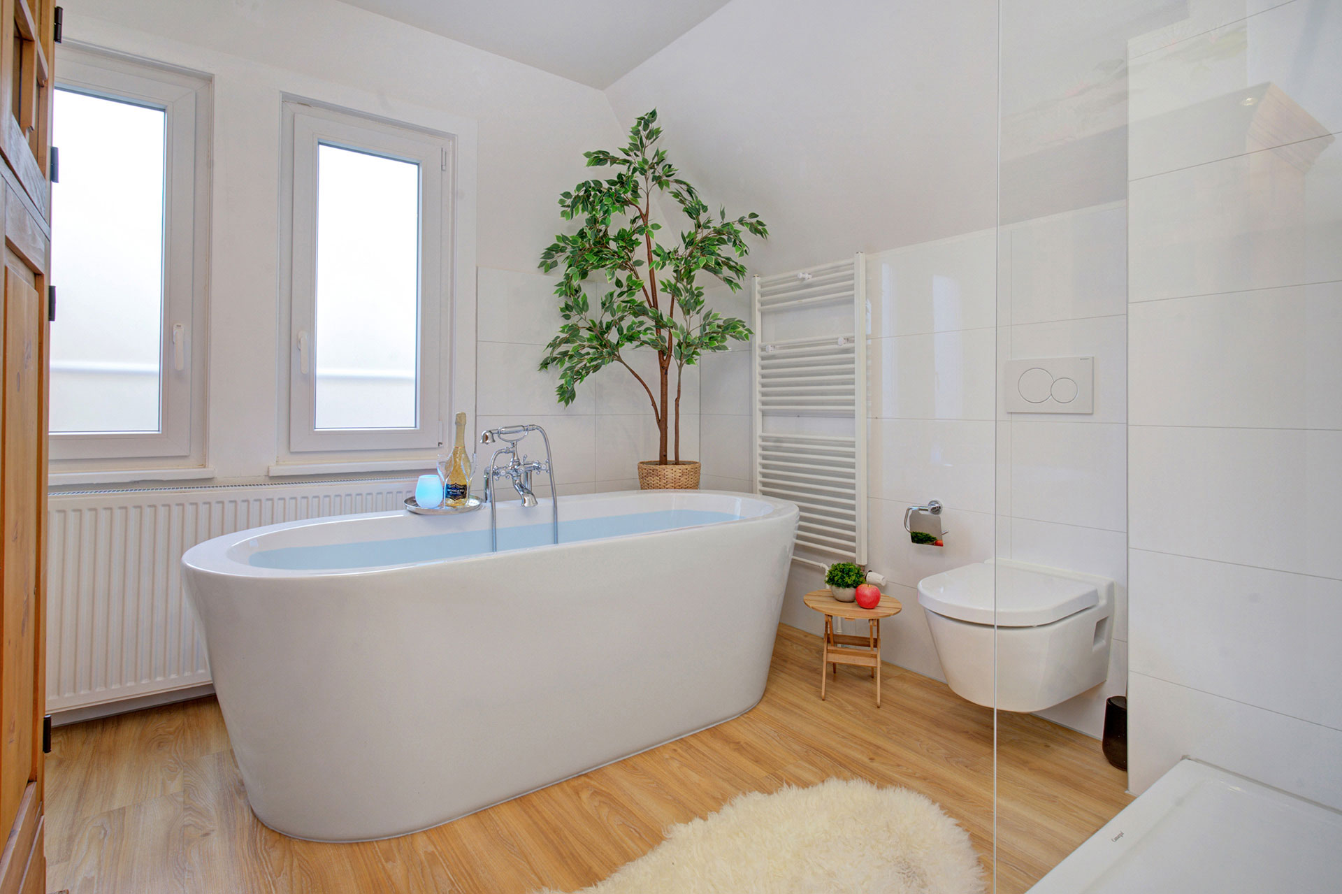 badezimmer mit allein stehender badewanne in ferienhaus