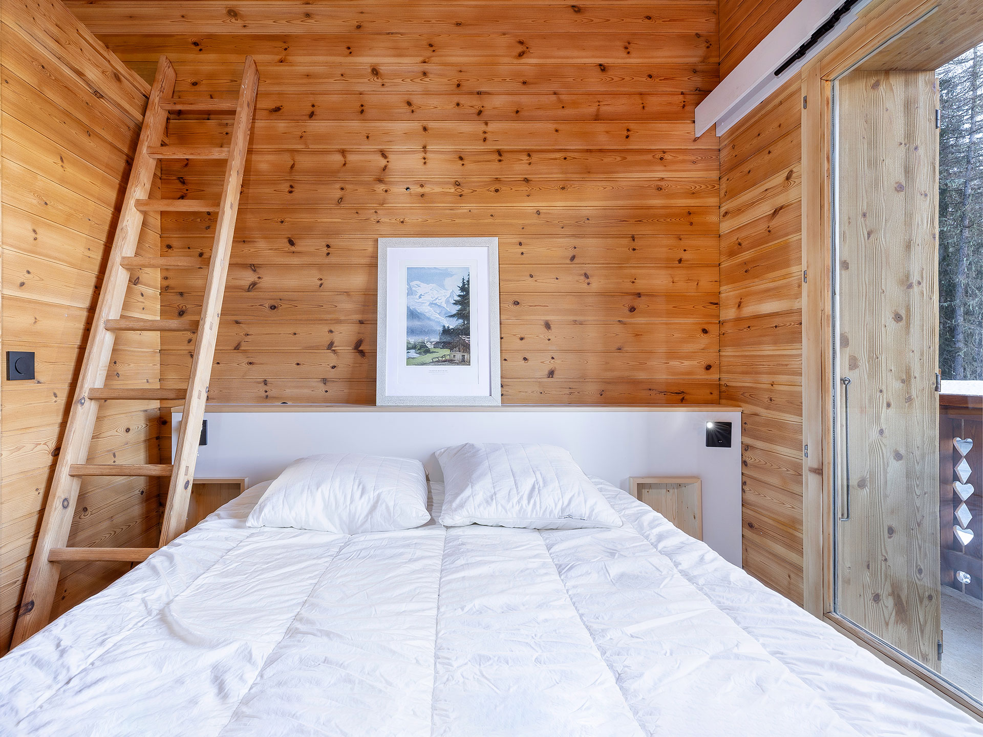 Chalet-Schlafzimmer, großes Bett ohne Bezug, Holzstrukturen, gemütliche Atmosphäre - vorher