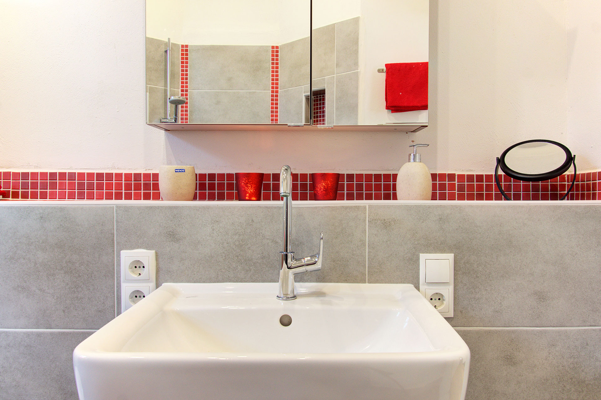 ferienwohnung fotografieren waschbecken mit spiegel