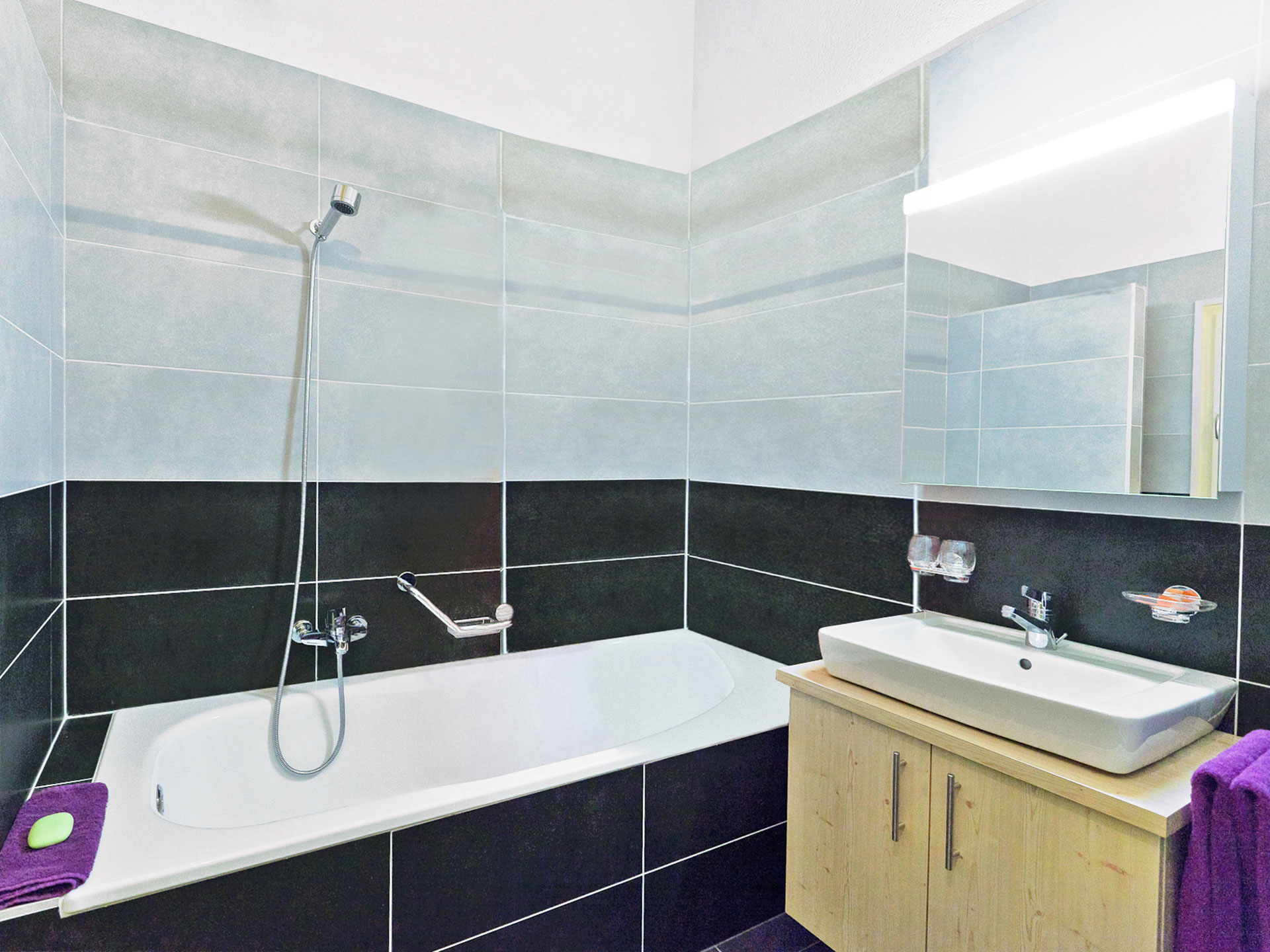Modernes Badezimmer in einem Ferienhaus, Badewanne im Fokus, klare Linienführung, helle Farbpalette, sorgfältig ausgerichtete Layout durch Bildbearbeitung