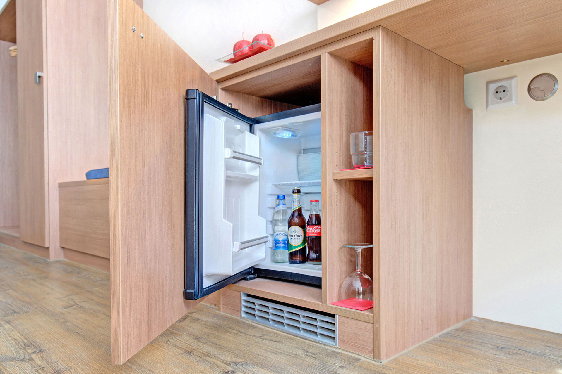 foto verbessern kühlschrank in hotel mit getränken ohne aufschrift