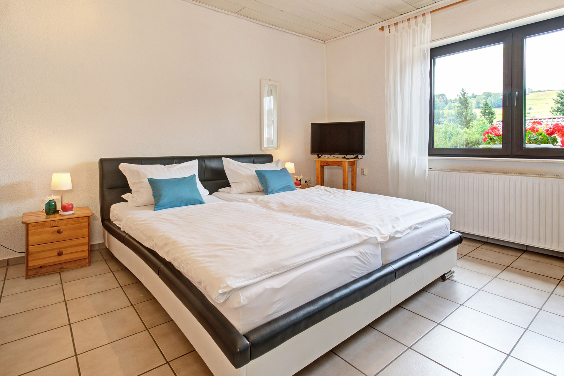 Doppelzimmer mit tükisen Kissen