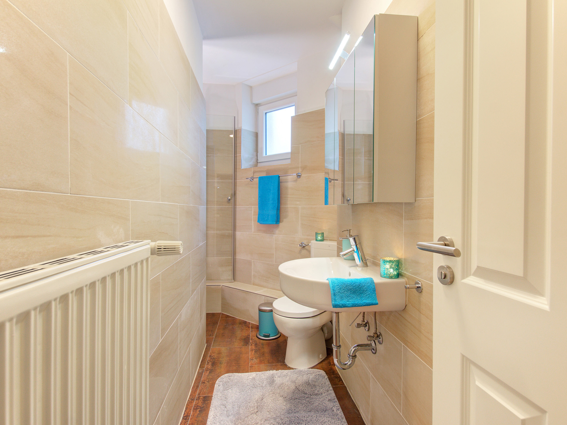 apartment fotografin badezimmer mit waschbecke wc und dusche