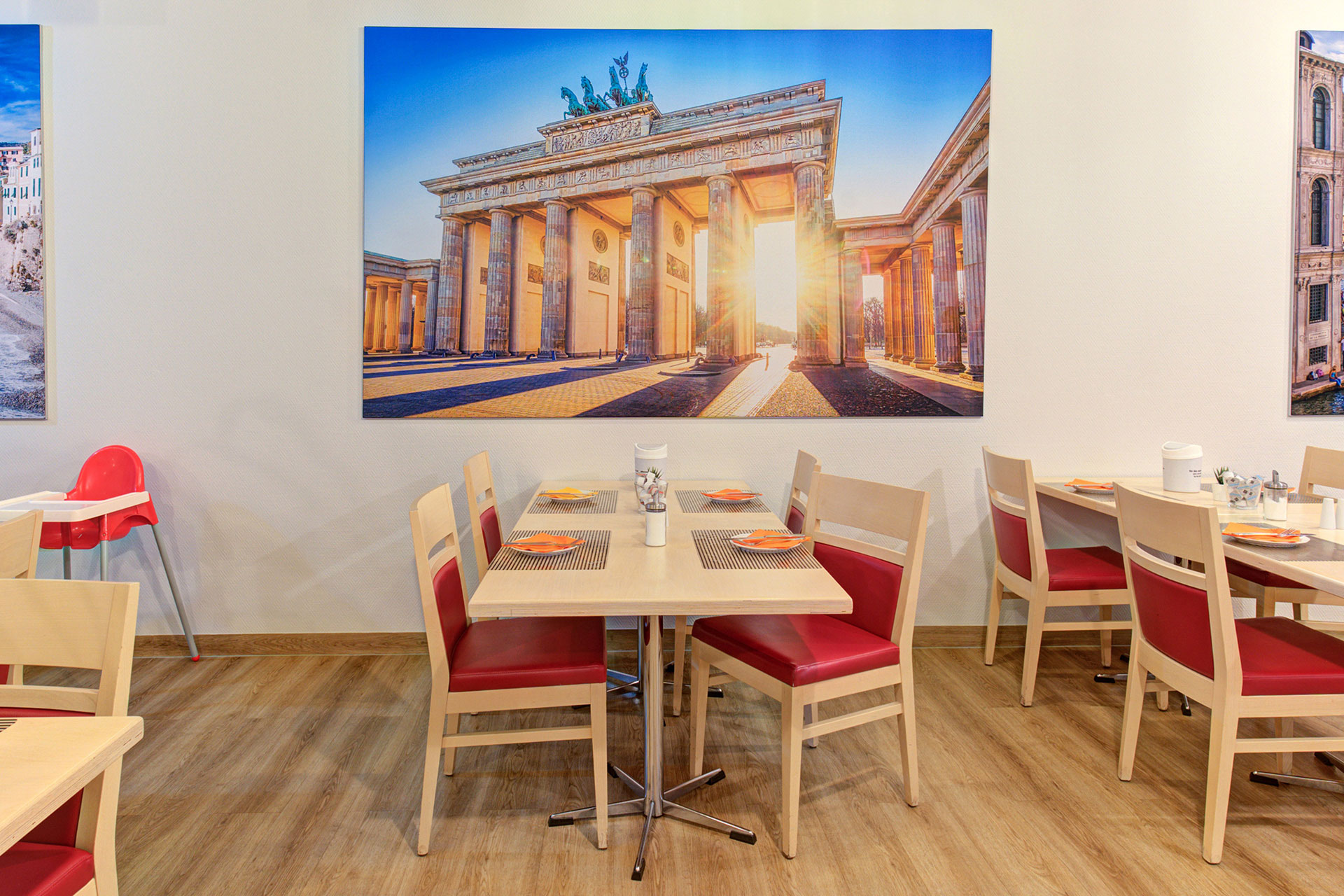 frühstückstisch im hotel mit bild brandenburger tor