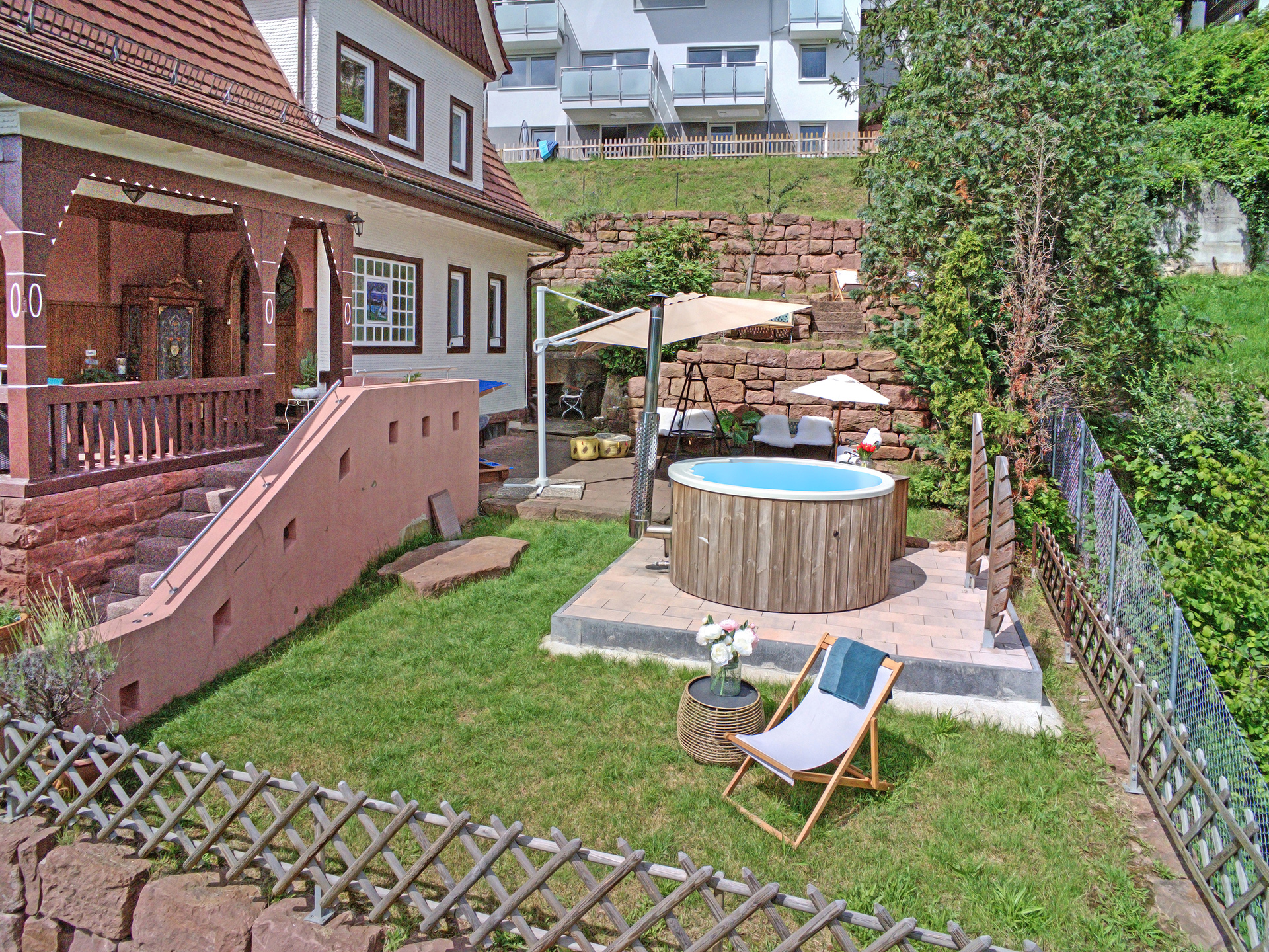 drohnenfoto garten vom schwarzwälder ferienhaus mit whirlpool und liegewiese