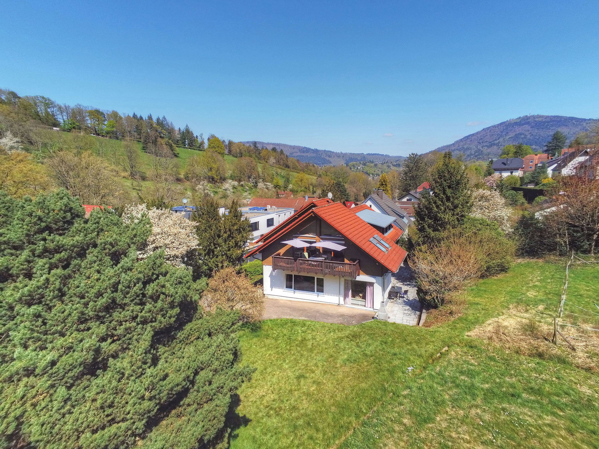 Drohnenaufnahme vom Ferienhaus mit großem Wiesengrundstück im Schwarzwald
