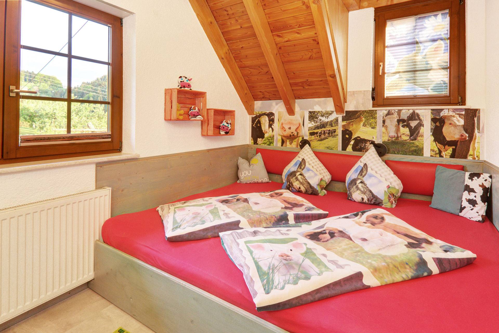 kinderzimmer mit tiermotiven auf bettwäsche in ferienhaus