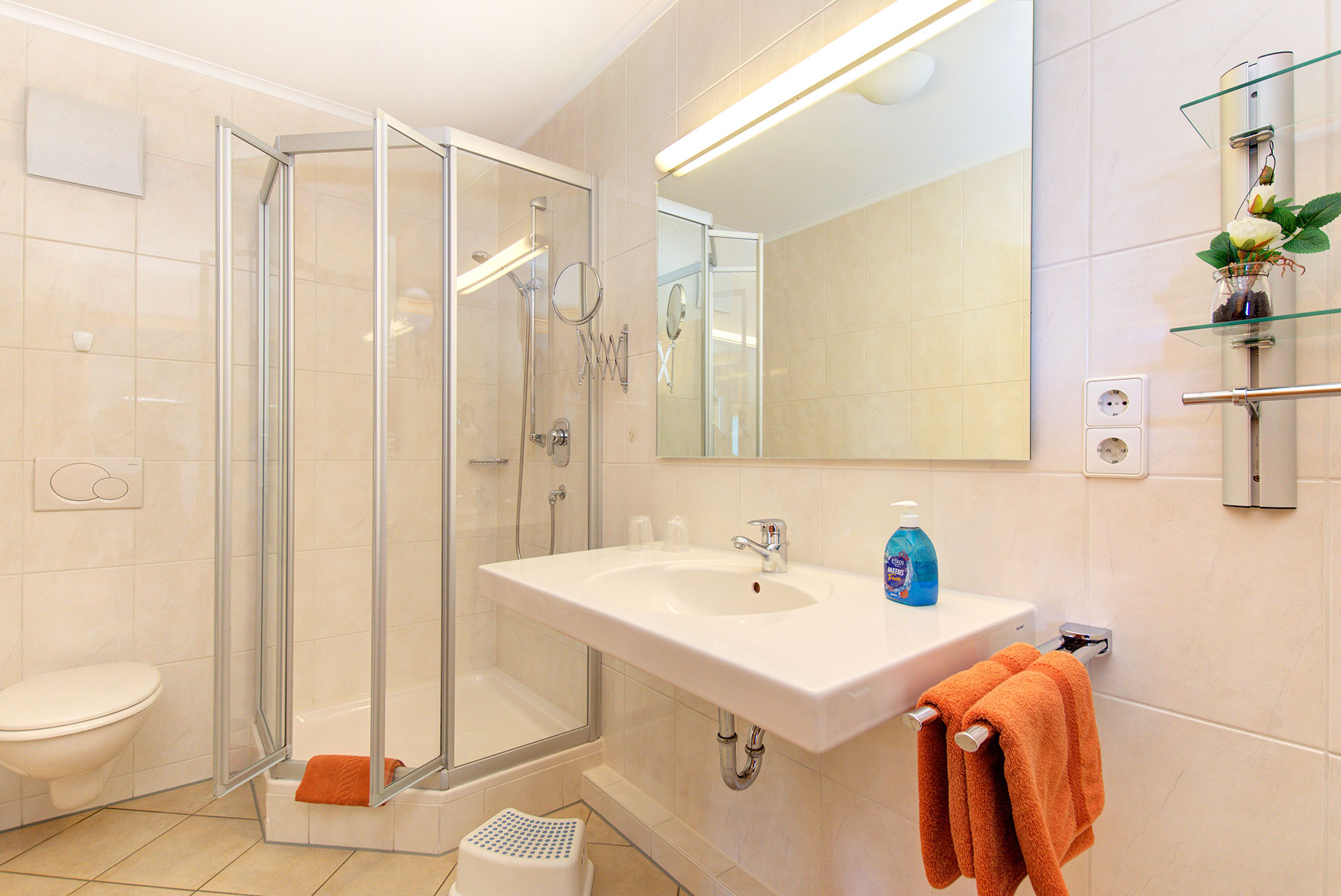 foto ferienwohnung modernes badezimmer mit dusche und waschbecken