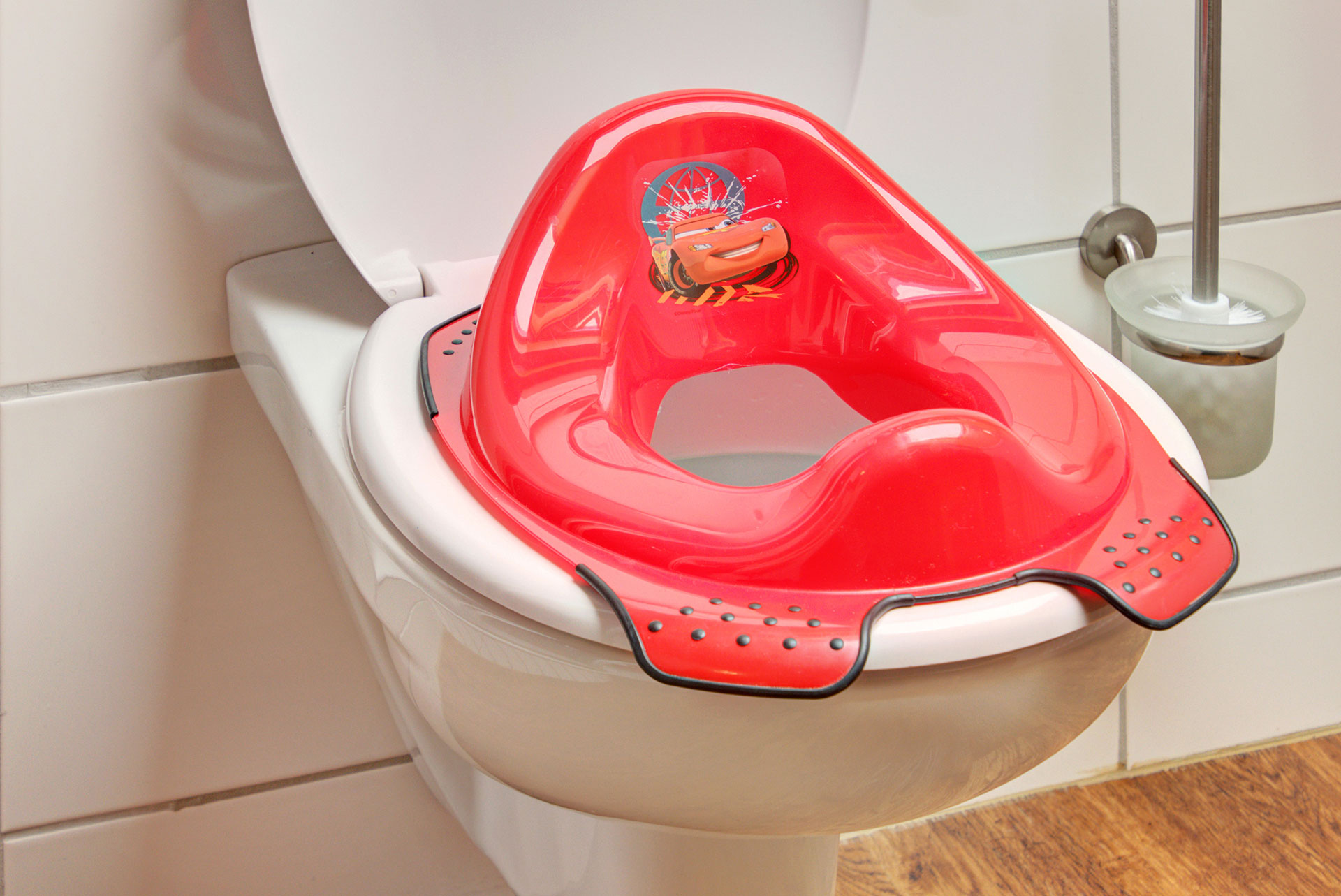 roter toilettenaufsatz mit tiermotiv im badezimmer im ferienhaus