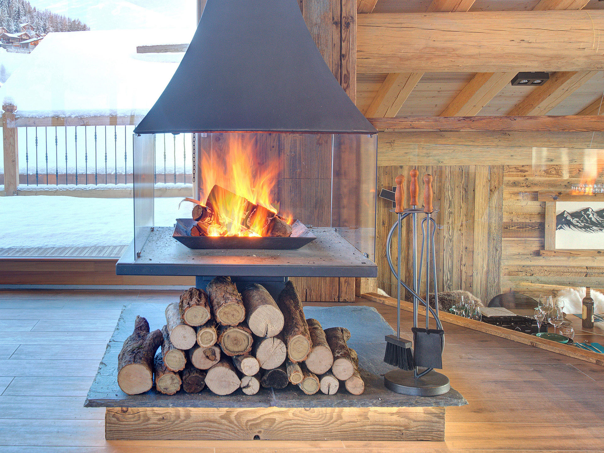 Einladender brennender Kamin mit Holzscheiten 