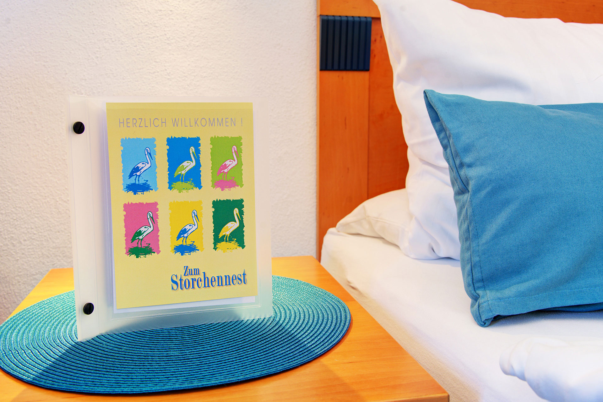 nachttisch mit logoaufsteller von hotel storchennest
