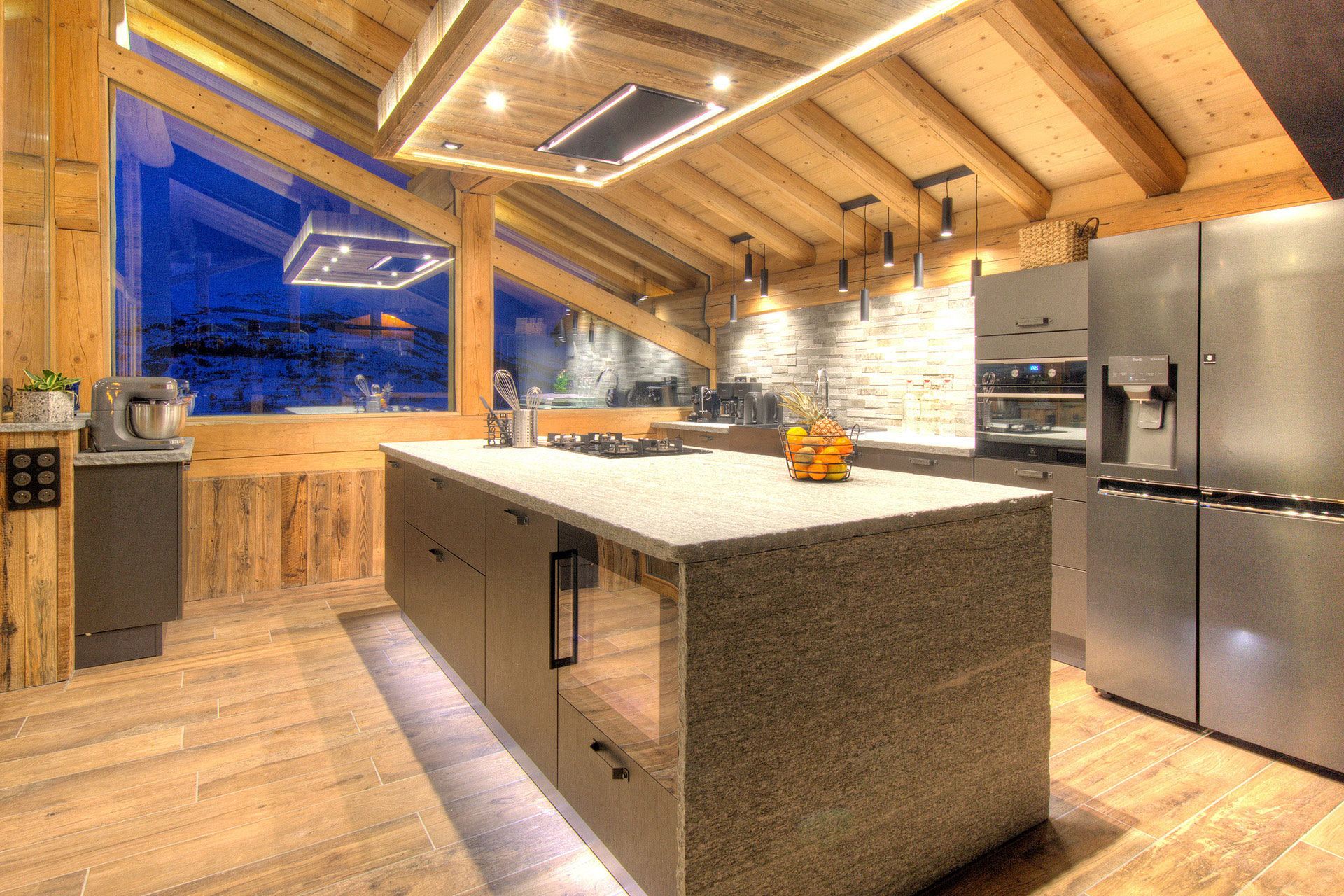 Grosse Kueche am Abend im Chalet Diamant du Paradis am Abend