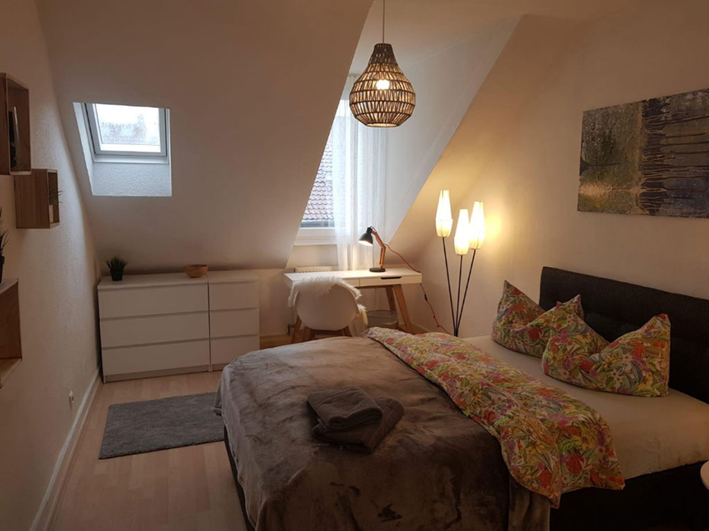 Doppelzimmer in düsterer Lichtstimmung vorher