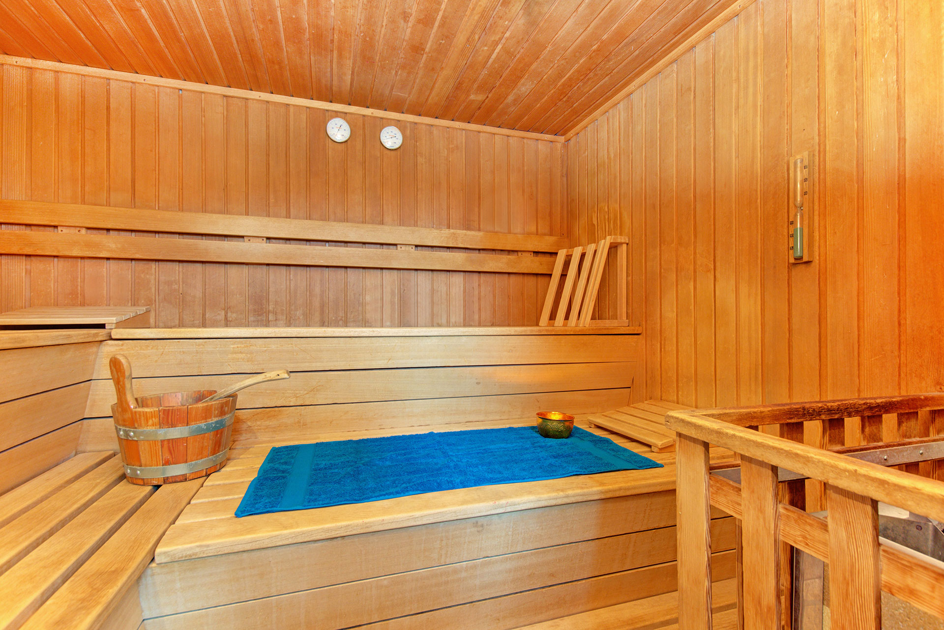hotelfoto sauna mit tuerkisenem handtuch und teelicht