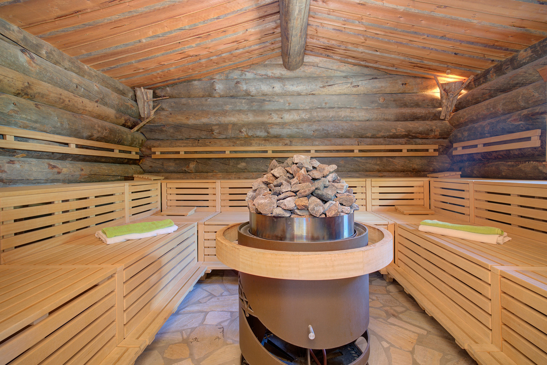 finiische sauna mit rundofen in der Mitte