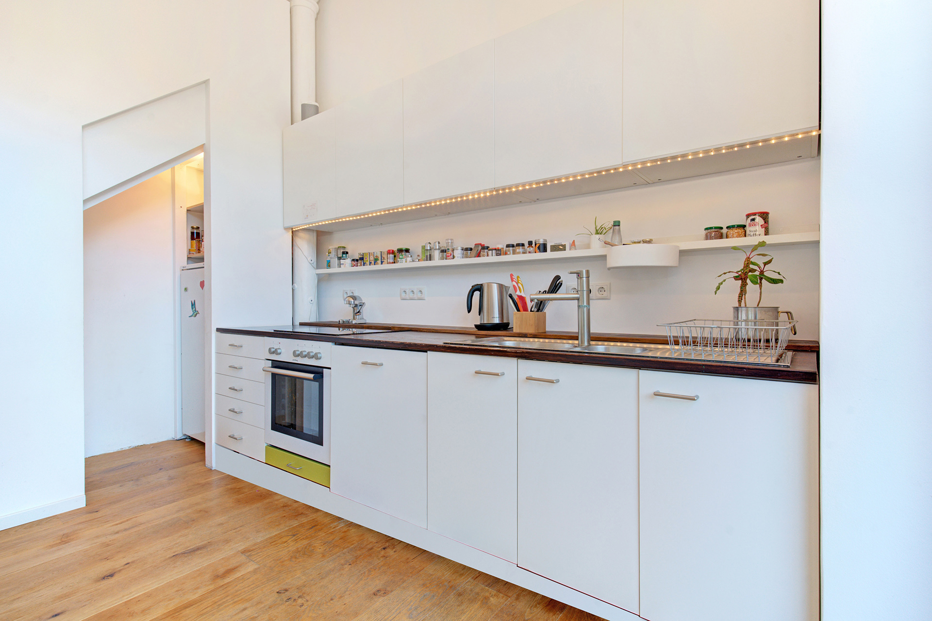 Immobilienfotografie - weise lange küchenzeile 